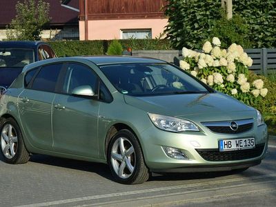 Zielony Używany 2011 Opel Astra Hatchback | 20 900 zł (Uczciwa cena)