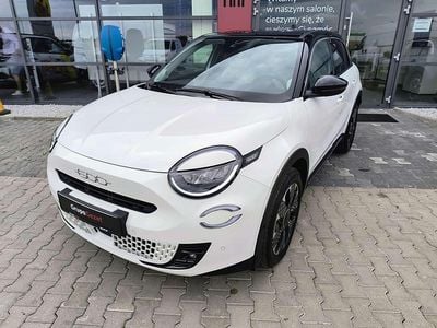 Lakier pastelowy biały gelato z dachem w kolorze czarny cinema Nowe 2025 Fiat 600 La Prima Hatchback | 103 419 zł (Uczciwa cena)