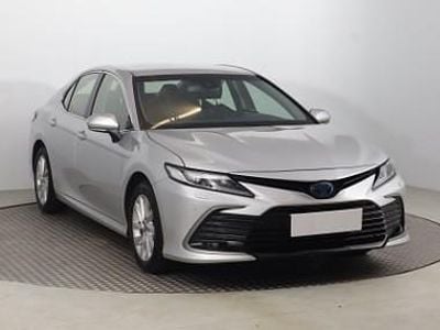 Używany Toyota Camry 218 KM (160 kW) 2021 Srebrny Sedan/Limuzyna