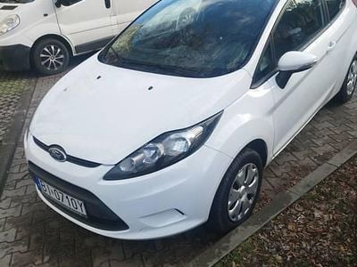 Biały Używany 2011 Ford Fiesta Hatchback | 9900 zł (Uczciwa cena)