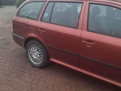 Czerwony Używany 2004 Skoda Octavia Kombi | 6500 zł