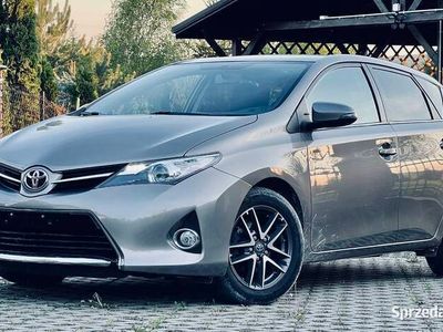 używany Toyota Auris 1,4 D-4d niski przebieg szklany dach