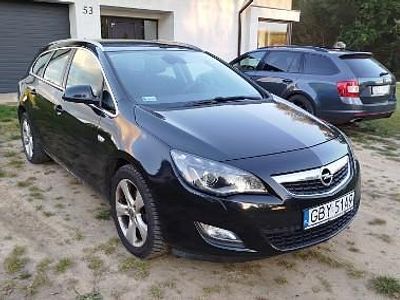 Czarny Używany 2011 Opel Astra Cosmo Kombi | 16 900 zł (Uczciwa cena)