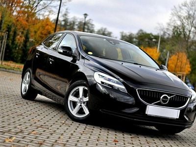Czarny (metalik, perła) Używany 2017 Volvo V40 Hatchback | 37 800 zł (Uczciwa cena)