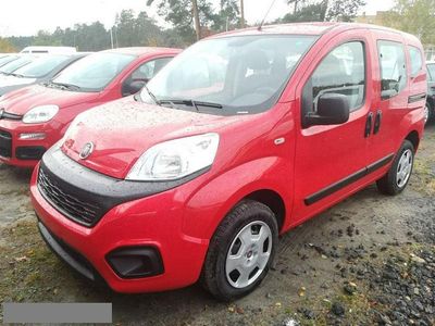 Czerwony (metalik) Używany 2018 Fiat Qubo Trekking Minivan | 40 642 zł