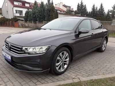 Szary Używany 2021 VW Passat Sedan/Limuzyna | 73 900 zł (Uczciwa cena)