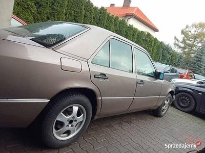 Używany Mercedes E300 1991 Brązowy Sedan/Limuzyna