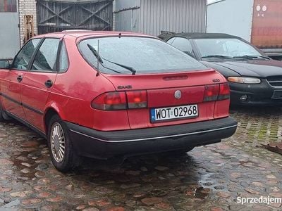 Czerwony Używany 1993 Saab 900 Hatchback | 3697 zł