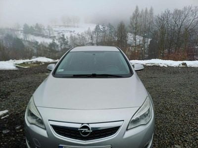 Srebrny Używany 2011 Opel Astra Hatchback | 23 000 zł (Uczciwa cena)