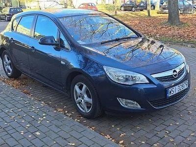 Granatowy Używany 2011 Opel Astra Hatchback | 12 500 zł (Uczciwa cena)