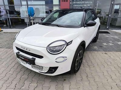 Lakier pastelowy biały gelato z dachem w kolorze czarny cinema Nowe 2025 Fiat 600E La Prima Hatchback | 134 396 zł