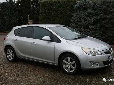 Srebrny Używany 2011 Opel Astra Hatchback | 16 900 zł (Uczciwa cena)