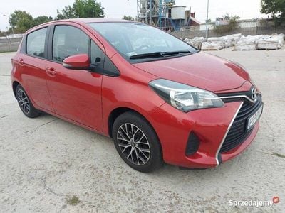 Używany Toyota Yaris 2016 Czerwony Sedan/Limuzyna