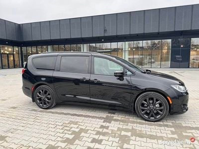 Czarny Używany 2020 Chrysler Pacifica Limited Minivan | 124 900 zł (Dobra cena)