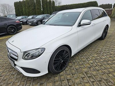 Biały (metalik) Używany 2017 Mercedes E220 Kombi | 74 000 zł (Drogi)