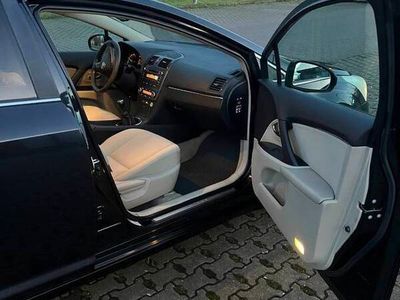 Używany Toyota Avensis 126 KM (92 kW) 2010 Czarny Kombi