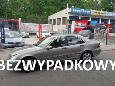 Złoty Używany 2004 Mercedes C220 Sedan/Limuzyna | 9300 zł