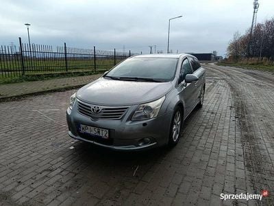 Używany Toyota Avensis 126 KM (92 kW) 2009 Srebrny Kombi