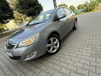 Szary Używany 2011 Opel Astra Hatchback | 25 900 zł (Uczciwa cena)