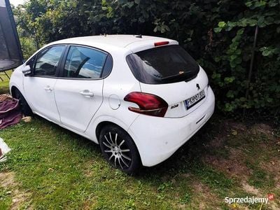 Biały Używany 2016 Peugeot 208 Hatchback | 8000 zł