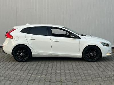 Używany Volvo V40 120 KM (88 kW) 2014 Biały Sedan/Limuzyna
