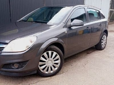 Używany Opel Astra 90 KM (66 kW) 2009 Szary Hatchback
