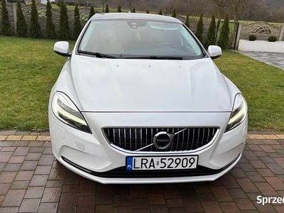 Biały Używany 2017 Volvo V40 Inscription Hatchback | 44 500 zł (Dość drogi)