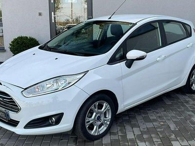 Biały (metalik) Używany 2016 Ford Fiesta Hatchback | 13 900 zł