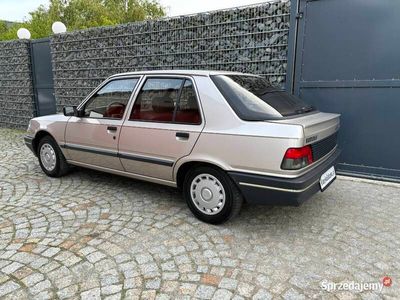 używany Peugeot 309 jak nowy kapsuła czasu dla kolekcjonera lub muzeum