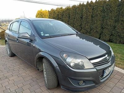Szary Używany 2010 Opel Astra Hatchback | 9999 zł (Uczciwa cena)