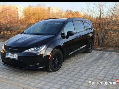 Czarny Używany 2020 Chrysler Pacifica Touring SUV | 125 000 zł