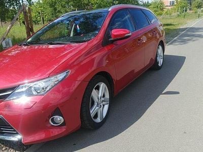 Używany Toyota Auris 124 KM (91 kW) 2014 Czerwony Kombi