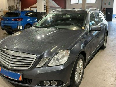 Szary Używany 2011 Mercedes E200 Elegance Kombi | 42 900 zł (Uczciwa cena)