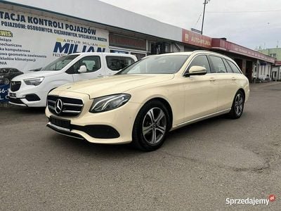 Kremowy Używany 2019 Mercedes E220 Sedan/Limuzyna | 56 000 zł