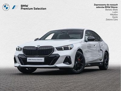 Biel mineralna metalizowany Używany 2025 BMW 540 Comfort Edition Sedan/Limuzyna | 394 900 zł (Uczciwa cena)