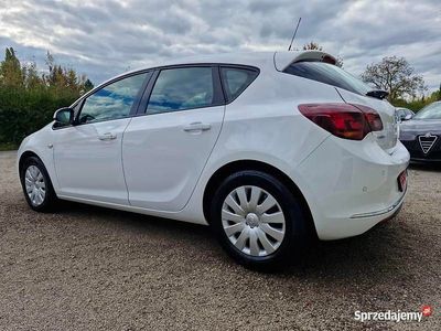 Biały Używany 2014 Opel Astra Hatchback | 27 900 zł (Uczciwa cena)