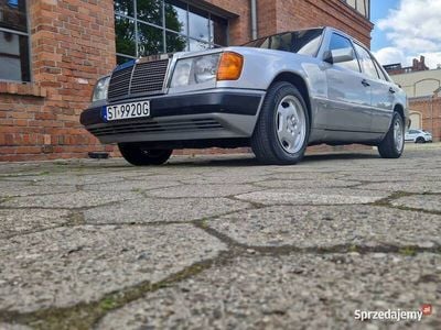 Srebrny Używany 1992 Mercedes E300 Sedan/Limuzyna | 35 000 zł