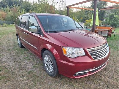 Czerwony Używany 2016 Chrysler Town & Country Minivan | 64 900 zł