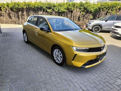 Żółtozłoty Używany 2023 Opel Astra Edition Hatchback | 94 200 zł