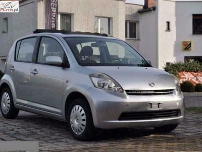 Używany Daihatsu Sirion 188 KM (138 kW) 2005 Srebrny (metalik) Hatchback