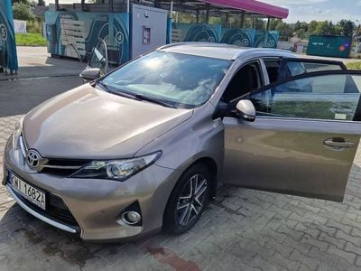 Używany Toyota Auris 132 KM (97 kW) 2014 Szary Sedan/Limuzyna