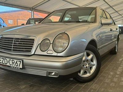 Srebrny Używany 1998 Mercedes E220 Sedan/Limuzyna | 7700 zł