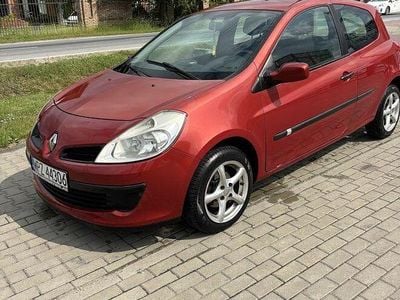 Używany Renault Clio III 2005 Czerwony Sedan/Limuzyna