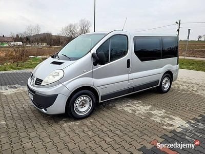 Srebrny Używany 2012 Renault Trafic Minivan | 36 900 zł