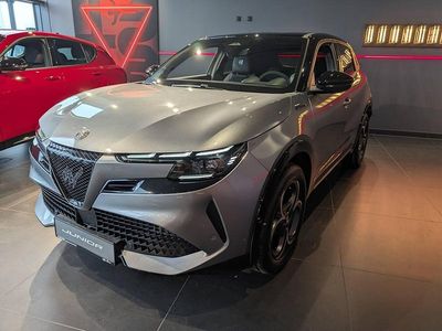 Nowe Alfa Romeo Junior Edizione Speciale 145 KM (106 kW) 2026 Niebieski  blu navigli z czarnym dachem SUV