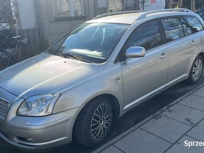 używany Toyota Avensis 