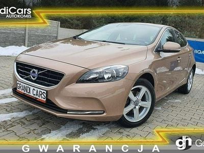 Używany Volvo V40 Momentum 120 KM (88 kW) 2015 Złoty Hatchback