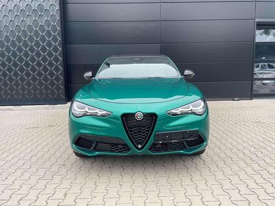 Lakier specjalny zielony montreal green Nowe 2025 Alfa Romeo Stelvio SUV | 256 566 zł