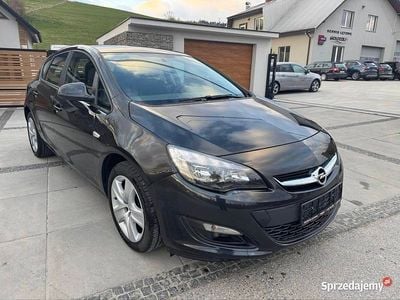 Używany Opel Astra 2014 Czarny Hatchback