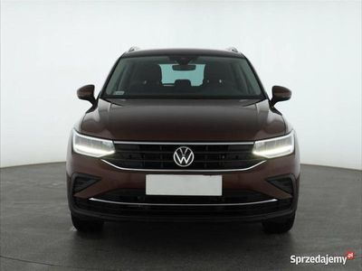 Bordowy Używany 2020 VW Tiguan SUV | 92 999 zł (Uczciwa cena)